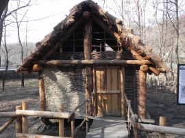 Facciata della capanna sulle palafitte al Lago Pistono (39250 bytes)